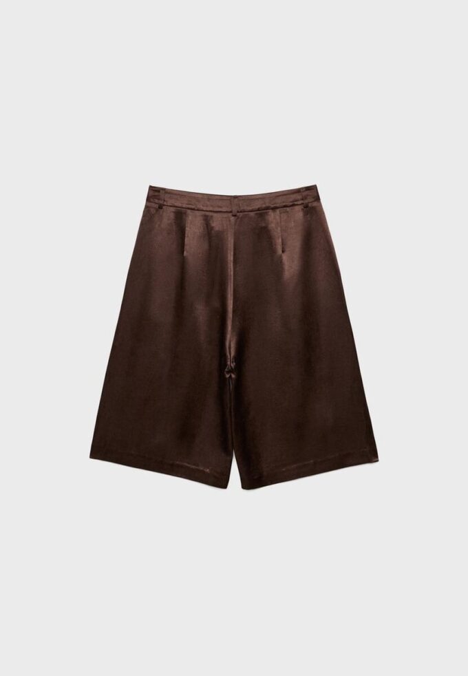 Satin-Bermudashorts mit Abnähern Satin-Bermudashorts mit Abnähern