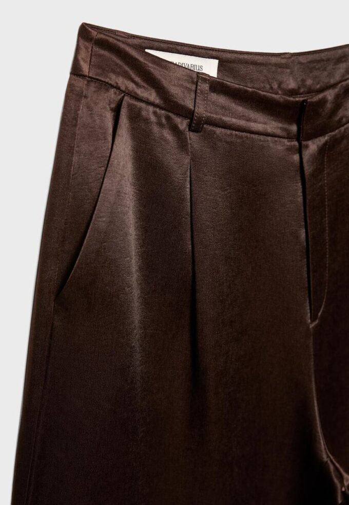 Satin-Bermudashorts mit Abnähern Satin-Bermudashorts mit Abnähern