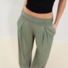 Satin-Hose mit Abnähern und Ketten-Gürtel Satin-Hose mit Abnähern und Ketten-Gürtel