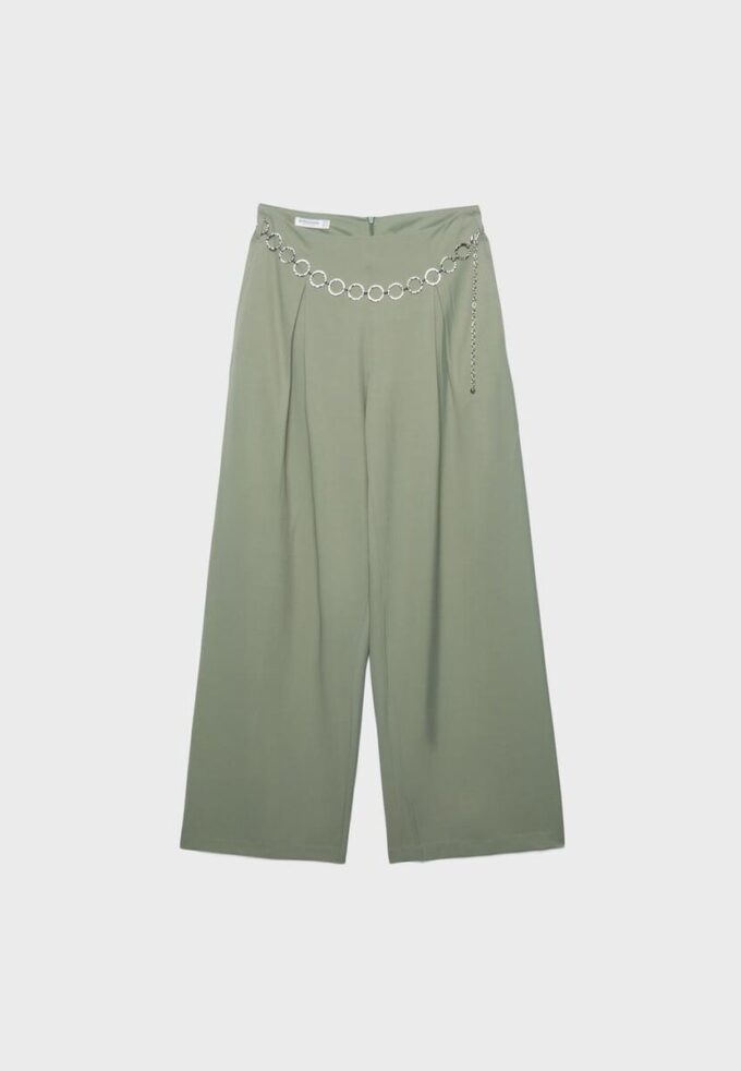 Satin-Hose mit Abnähern und Ketten-Gürtel Satin-Hose mit Abnähern und Ketten-Gürtel