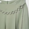 Satin-Hose mit Abnähern und Ketten-Gürtel Satin-Hose mit Abnähern und Ketten-Gürtel