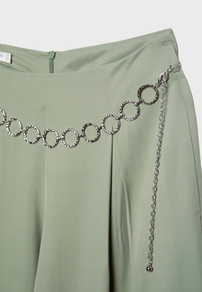Satin-Hose mit Abnähern und Ketten-Gürtel Satin-Hose mit Abnähern und Ketten-Gürtel
