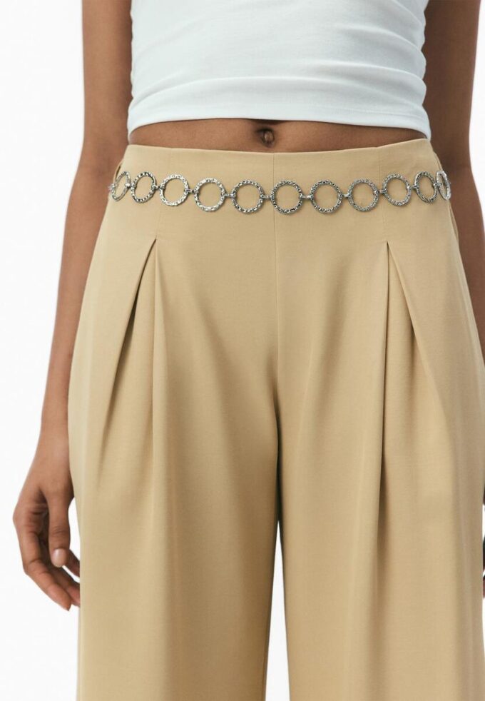 Satin-Hose mit Kettenverzierung Satin-Hose mit Kettenverzierung