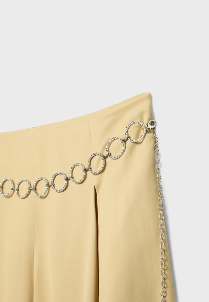 Satin-Hose mit Kettenverzierung Satin-Hose mit Kettenverzierung