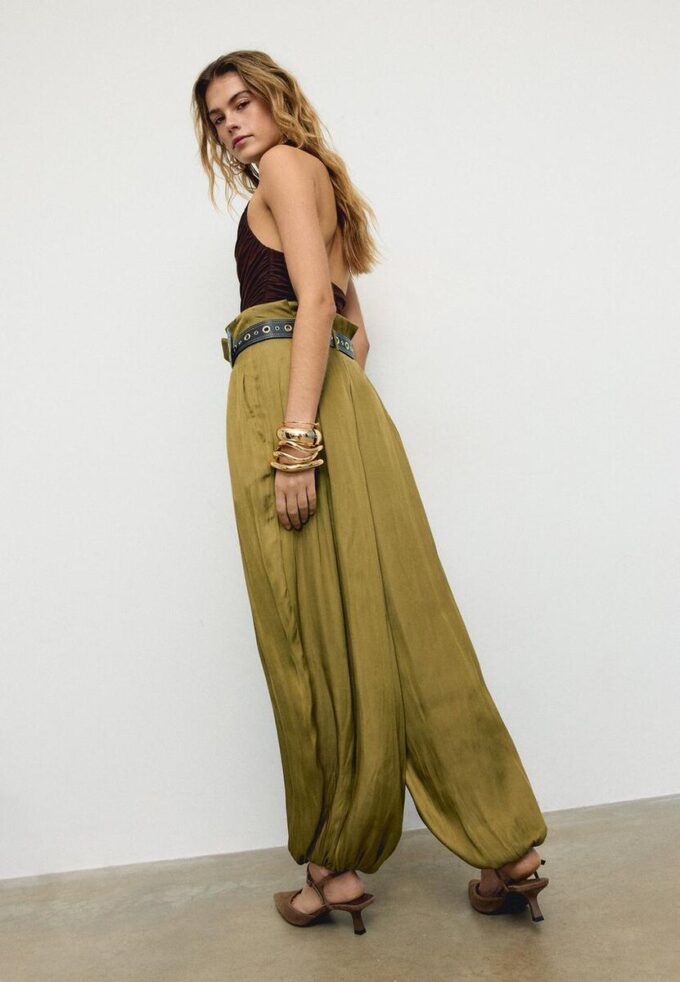 Satin-Sarouel-Hose mit Gürtel Satin-Sarouel-Hose mit Gürtel