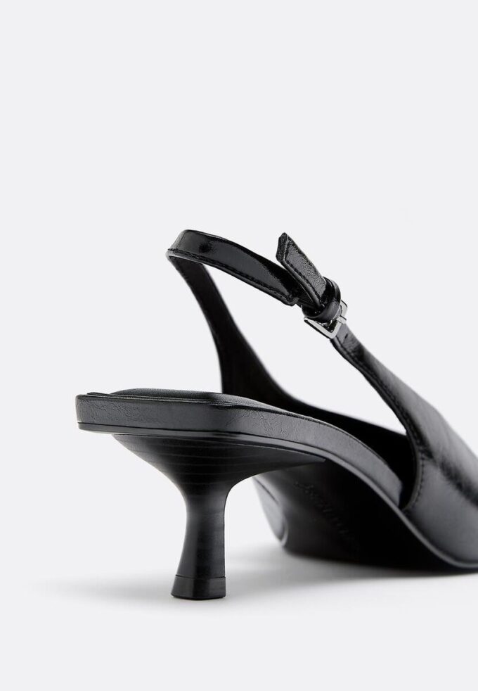 Schuhe mit V-Ausschnitt und Kitten-Absatz