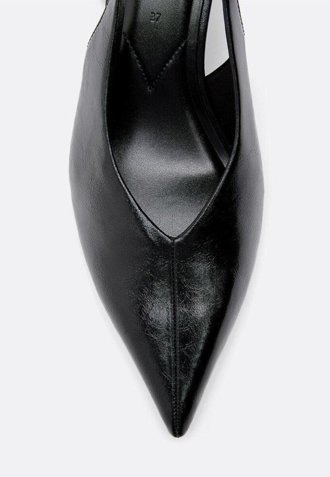 Schuhe mit V-Ausschnitt und Kitten-Absatz