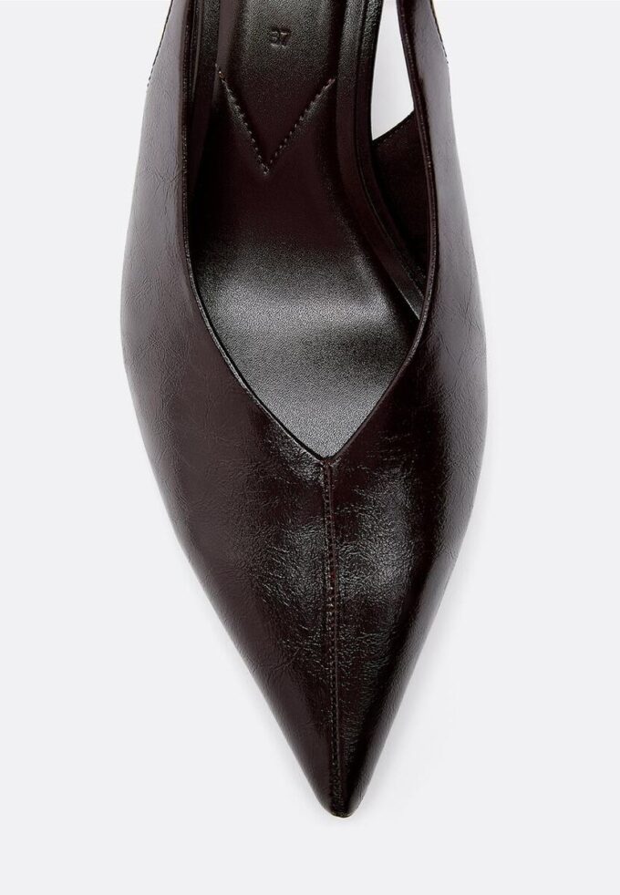 Schuhe mit V-Ausschnitt und Kitten-Absatz