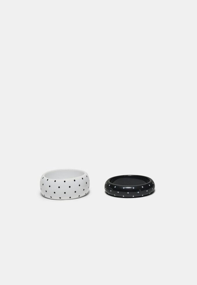 Set mit 2 gepunkteten Armbändern