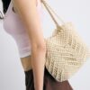 Shopper-Tasche aus Häkelstoff mit Metallfäden Shopper-Tasche aus Häkelstoff mit Metallfäden