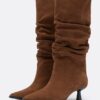 Slouchy Leder-Stiefel mit Kitten-Heel
