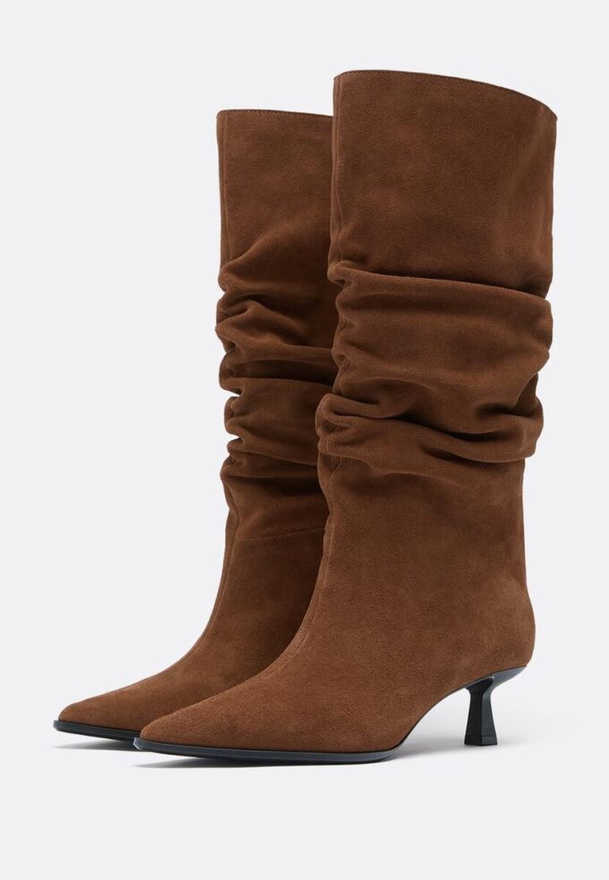Slouchy Leder-Stiefel mit Kitten-Heel