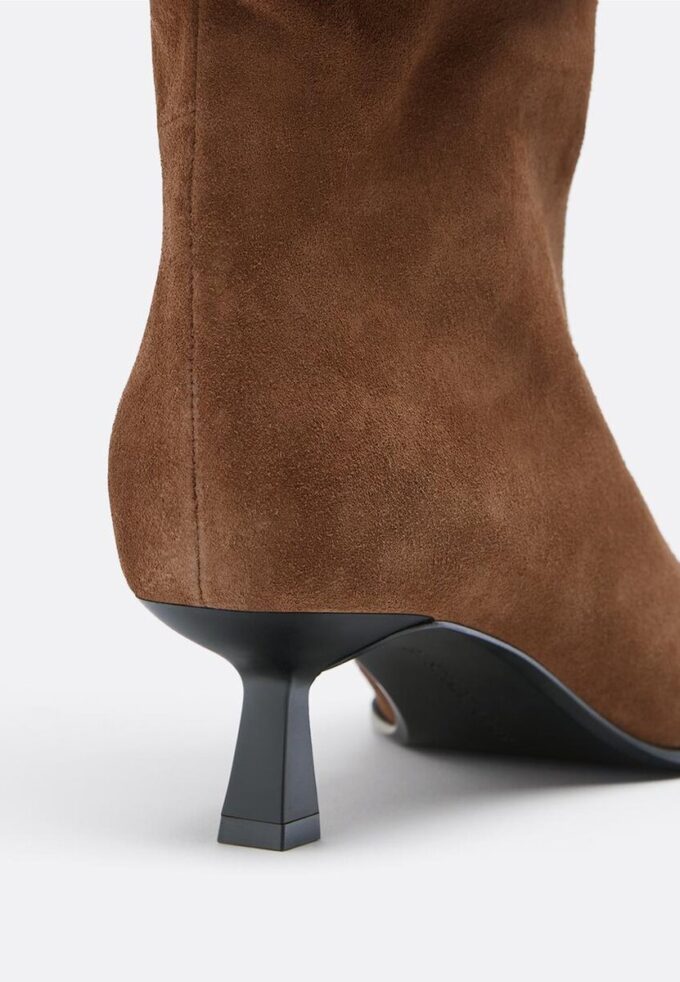 Slouchy Leder-Stiefel mit Kitten-Heel