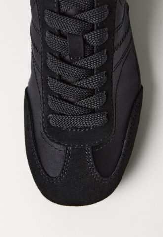 Sneaker mit feiner Satinsohle