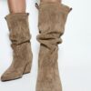 Stiefel mit Keilschuhen aus Leder Stiefel mit Keilschuhen aus Leder