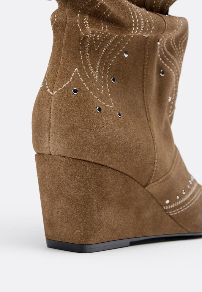 Stiefel mit Keilschuhen aus Leder Stiefel mit Keilschuhen aus Leder