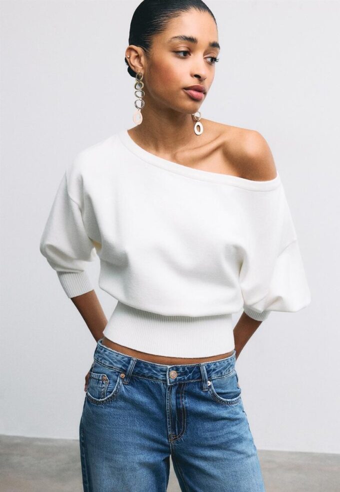 Strickpullover mit asymmetrischem, geripptem Saum Strickpullover mit asymmetrischem, geripptem Saum