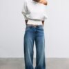 Strickpullover mit asymmetrischem, geripptem Saum Strickpullover mit asymmetrischem, geripptem Saum