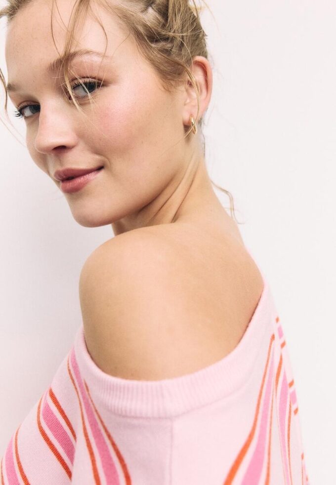 Strickpullover mit asymmetrischem, geripptem Saum