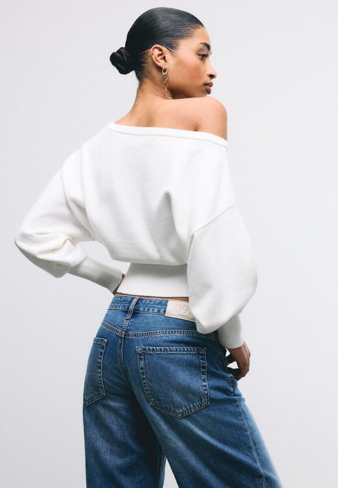 Strickpullover mit asymmetrischem, geripptem Saum Strickpullover mit asymmetrischem, geripptem Saum