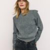 Strickpullover mit gepolsterten Schultern Strickpullover mit gepolsterten Schultern
