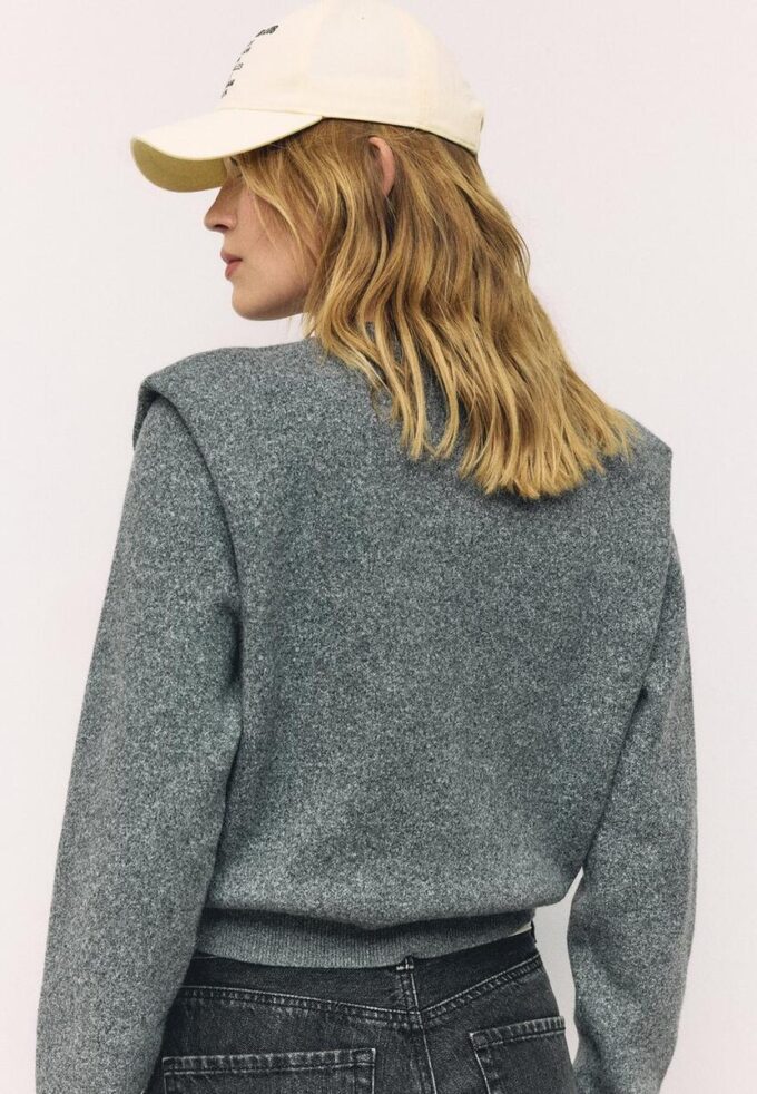 Strickpullover mit gepolsterten Schultern Strickpullover mit gepolsterten Schultern