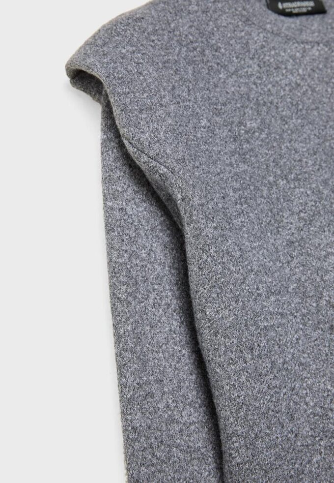 Strickpullover mit gepolsterten Schultern Strickpullover mit gepolsterten Schultern