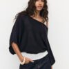 Strickpullover mit U-Boot-Ausschnitt und Überlagerung Strickpullover mit U-Boot-Ausschnitt und Überlagerung