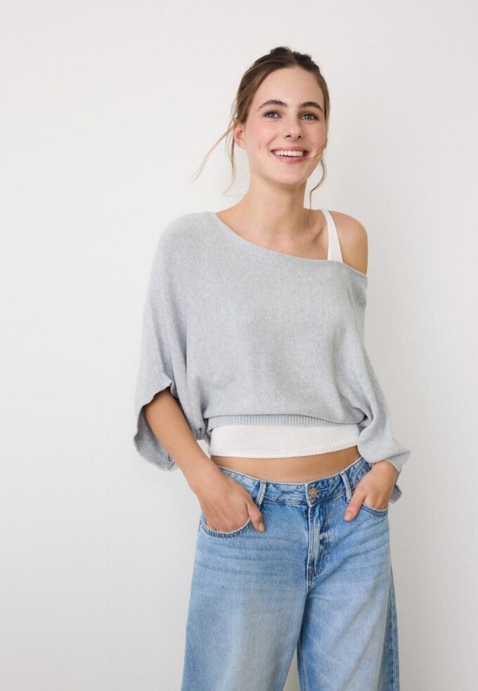 Strickpullover mit U-Boot-Ausschnitt und Überlagerung Strickpullover mit U-Boot-Ausschnitt und Überlagerung