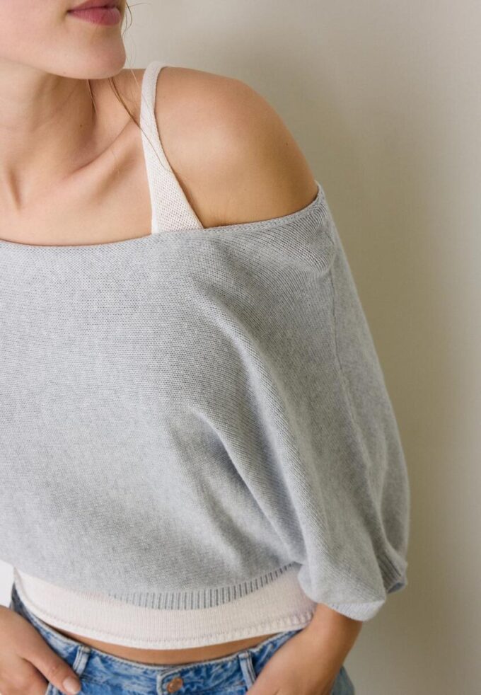 Strickpullover mit U-Boot-Ausschnitt und Überlagerung Strickpullover mit U-Boot-Ausschnitt und Überlagerung