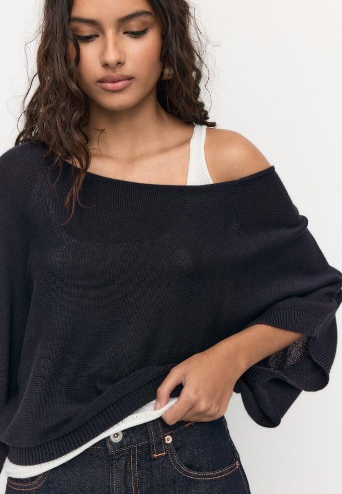Strickpullover mit U-Boot-Ausschnitt und Überlagerung Strickpullover mit U-Boot-Ausschnitt und Überlagerung