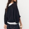 Strickpullover mit U-Boot-Ausschnitt und Überlagerung Strickpullover mit U-Boot-Ausschnitt und Überlagerung