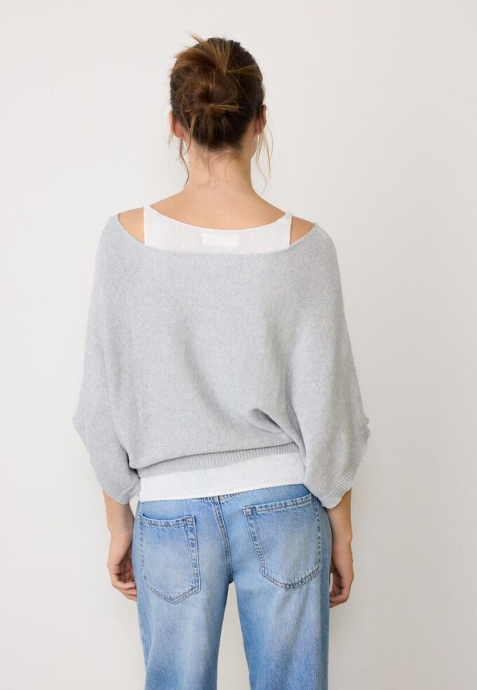 Strickpullover mit U-Boot-Ausschnitt und Überlagerung Strickpullover mit U-Boot-Ausschnitt und Überlagerung