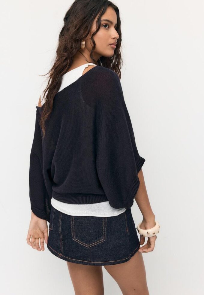 Strickpullover mit U-Boot-Ausschnitt und Überlagerung Strickpullover mit U-Boot-Ausschnitt und Überlagerung