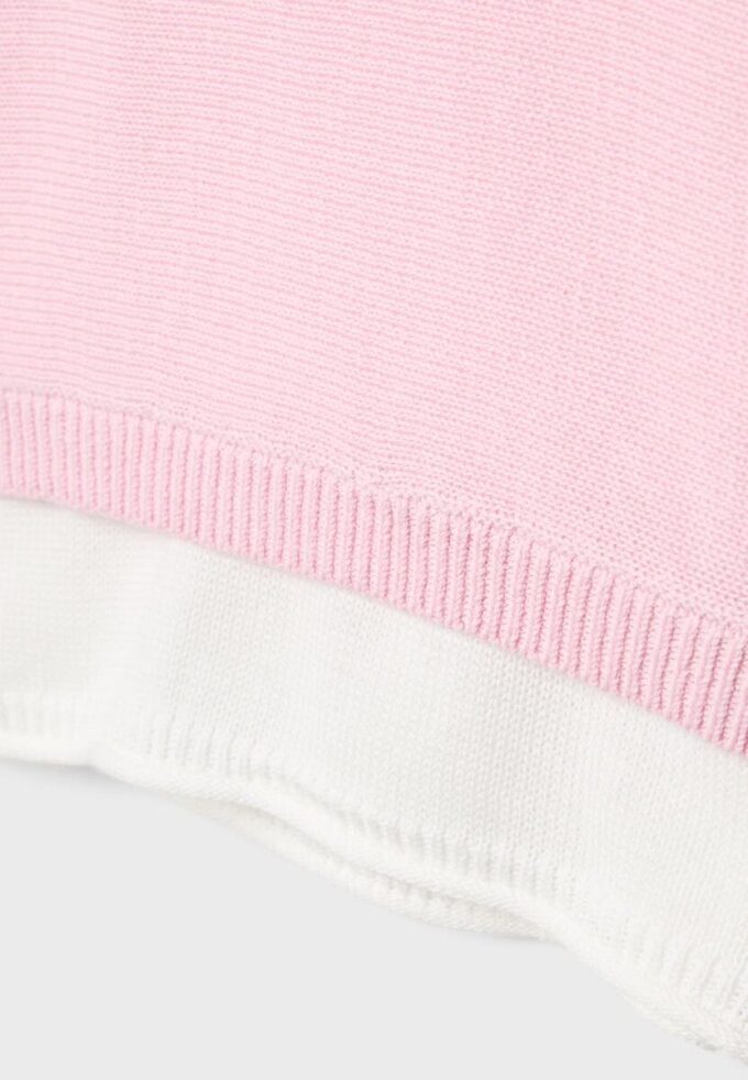 Strickpullover mit U-Boot-Ausschnitt und Überlagerung Strickpullover mit U-Boot-Ausschnitt und Überlagerung