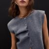 Strickweste mit gepolsterten Schultern Strickweste mit gepolsterten Schultern