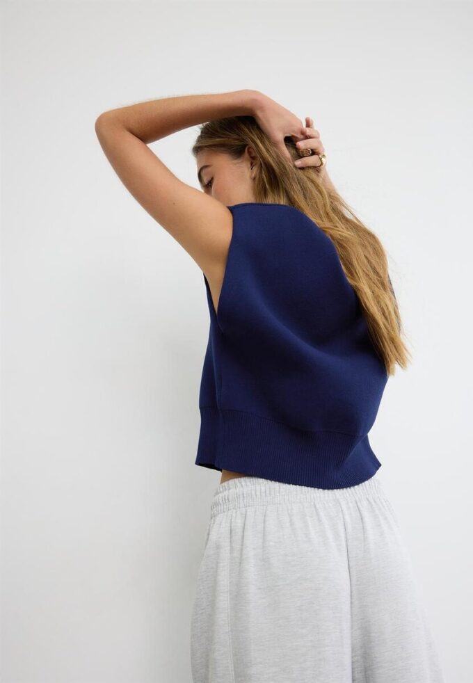 Strickweste mit gepolsterten Schultern Strickweste mit gepolsterten Schultern