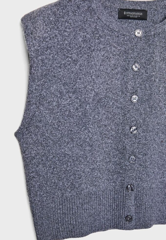 Strickweste mit gepolsterten Schultern Strickweste mit gepolsterten Schultern