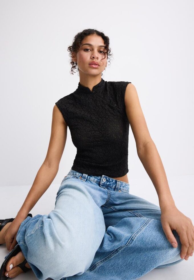 T-Shirt im Qipao-Stil aus Spitze T-Shirt im Qipao-Stil aus Spitze