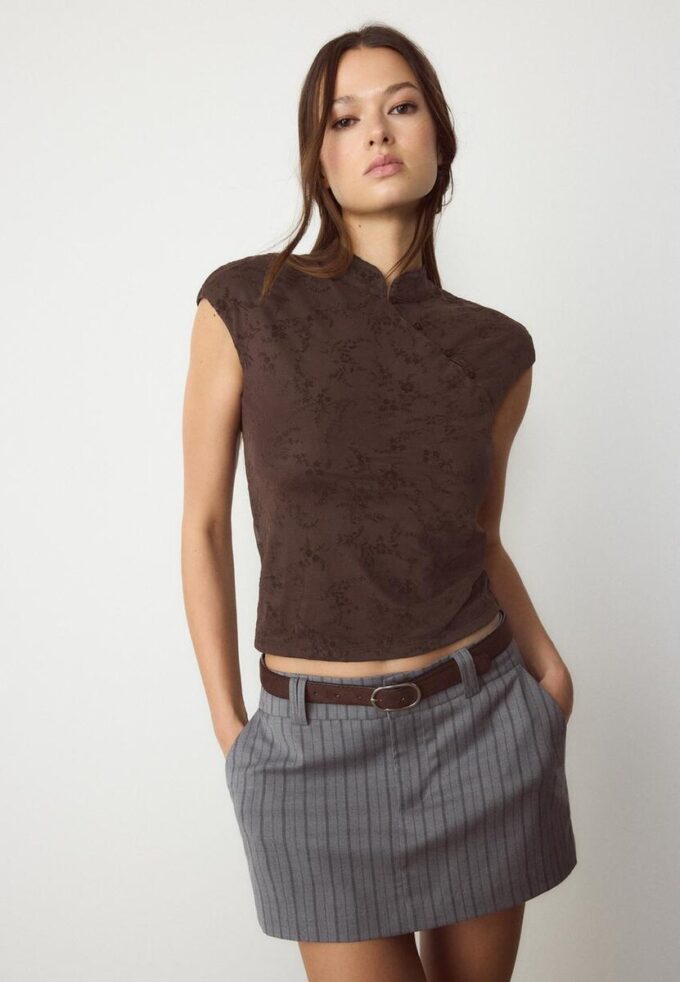 T-Shirt im Qipao-Stil mit Flockdruck T-Shirt im Qipao-Stil mit Flockdruck