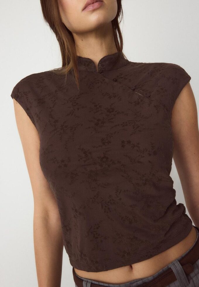 T-Shirt im Qipao-Stil mit Flockdruck T-Shirt im Qipao-Stil mit Flockdruck