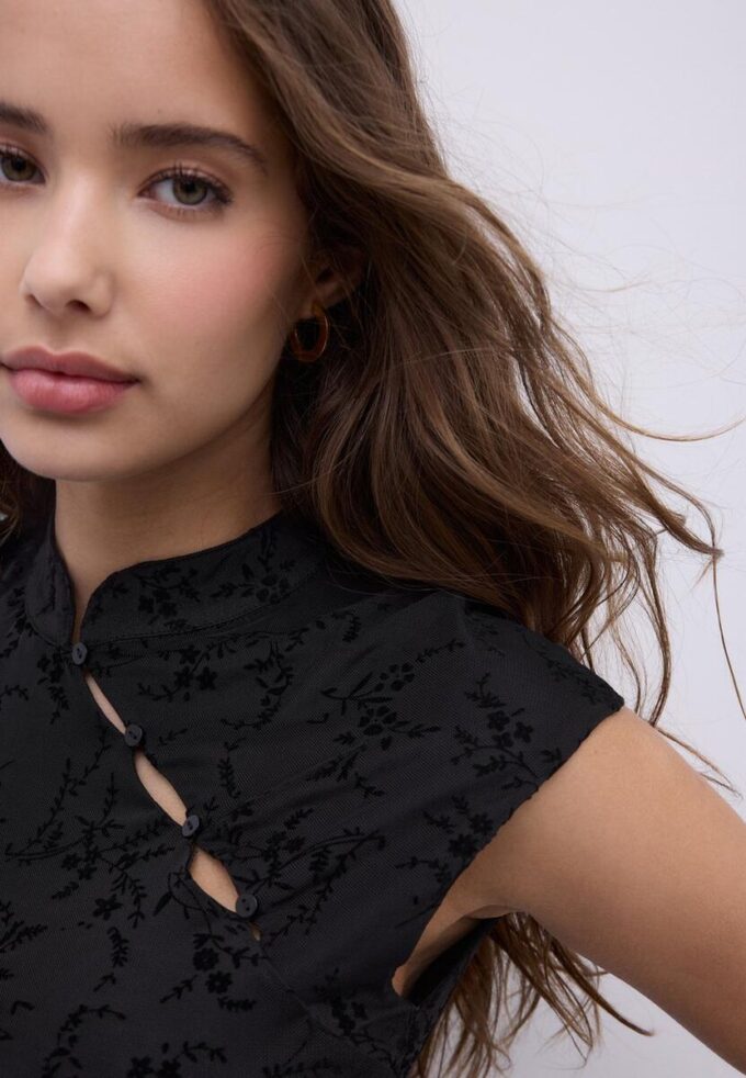 T-Shirt im Qipao-Stil mit Flockdruck