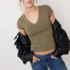 T-Shirt mit V-Ausschnitt und kurzen Ärmeln T-Shirt mit V-Ausschnitt und kurzen Ärmeln