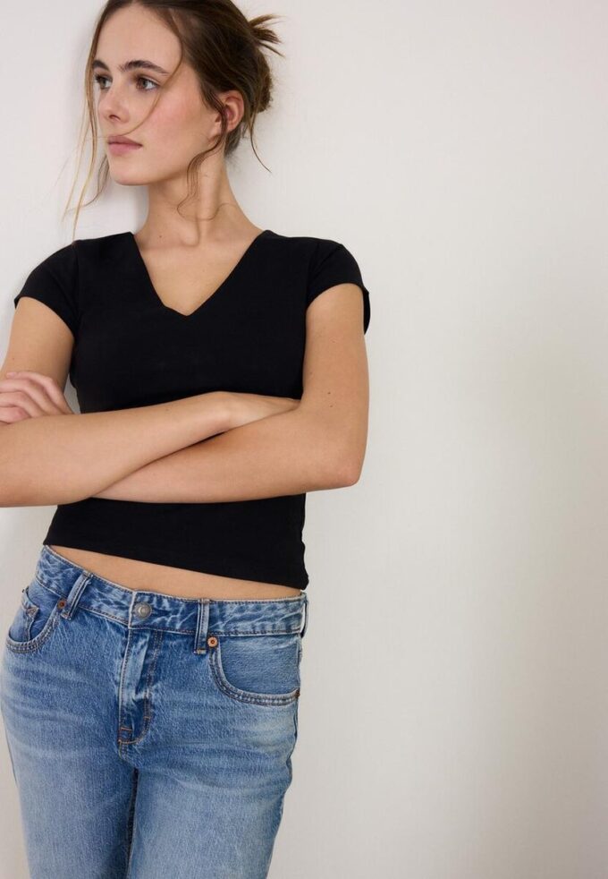 T-Shirt mit V-Ausschnitt und kurzen Ärmeln T-Shirt mit V-Ausschnitt und kurzen Ärmeln