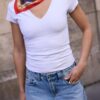 T-Shirt mit V-Ausschnitt und kurzen Ärmeln T-Shirt mit V-Ausschnitt und kurzen Ärmeln