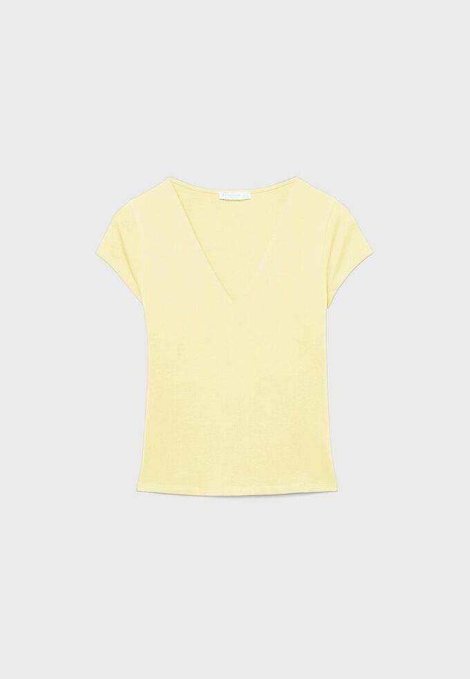 T-Shirt mit V-Ausschnitt und kurzen Ärmeln T-Shirt mit V-Ausschnitt und kurzen Ärmeln