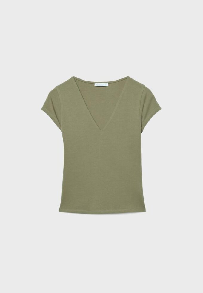T-Shirt mit V-Ausschnitt und kurzen Ärmeln T-Shirt mit V-Ausschnitt und kurzen Ärmeln