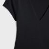 T-Shirt mit V-Ausschnitt und kurzen Ärmeln T-Shirt mit V-Ausschnitt und kurzen Ärmeln