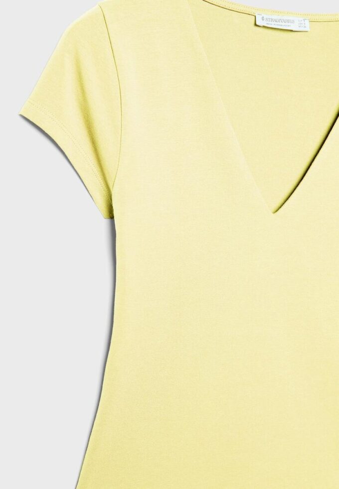 T-Shirt mit V-Ausschnitt und kurzen Ärmeln T-Shirt mit V-Ausschnitt und kurzen Ärmeln