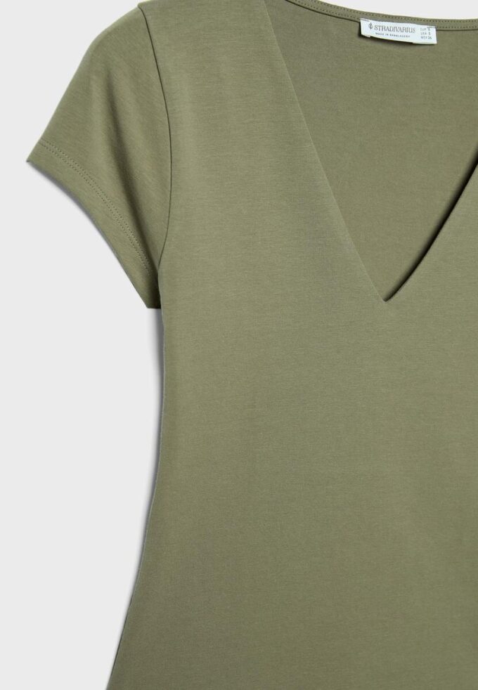 T-Shirt mit V-Ausschnitt und kurzen Ärmeln T-Shirt mit V-Ausschnitt und kurzen Ärmeln